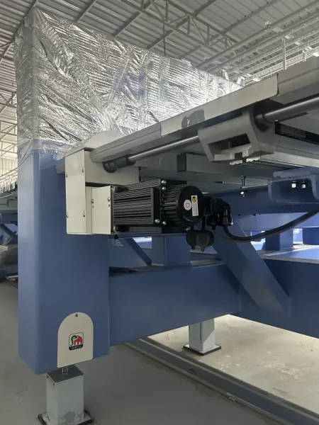 Drive motor on the machine frame