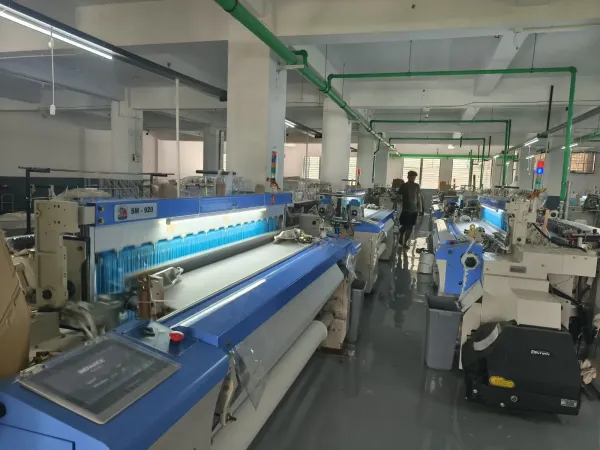 Airjet loom weaving