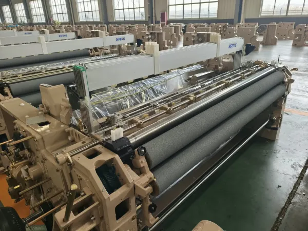 Waterjet loom close-up